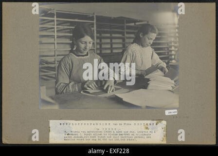 Die Enveloppenfabriek Firma Bontamps mit Sitz in Venlo war ein bekanntes Unternehmen zur Herstellung von Briefumschlägen. Dieses historische Bild zeigt seine Anlage, die das industrielle Wachstum des frühen 20. Jahrhunderts in den Niederlanden widerspiegelt. Stockfoto