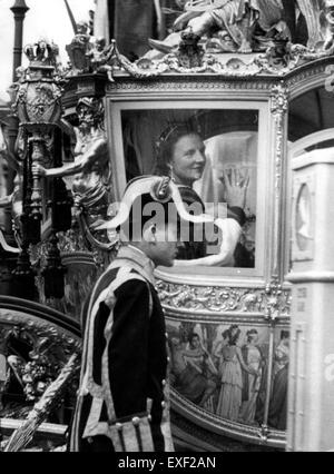 Die Einweihung der Königin Juliana von den Niederlanden im Jahr 1948 war ein bedeutender Moment in der niederländischen Geschichte. Königin Juliana bestieg den Thron nach der Abdankung ihrer Mutter, Königin Wilhelmina. Die Veranstaltung war ein Symbol der Kontinuität und des nationalen Stolzes, als das Land seinen neuen Monarchen begrüßte. Stockfoto