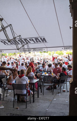 Pamplona, Navarra, Spanien. 11. Juli 2015. die Menschen San Fermin Festival in Pamplona, Navarra Altstadt gefeiert. Spanien: Francisco Fernández javier bordonada/alamy leben Nachrichten Stockfoto