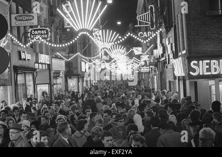 Dieses Bild zeigt ein traditionelles Einkaufsereignis für den Heiligen Nikolaus, bekannt als „Koopavond voor Sinterklaas“. Es fängt die festliche Atmosphäre ein, während sich die Menschen auf die Feier des Heiligen Nikolaus vorbereiten, eine wichtige Tradition in der niederländischen Kultur. Stockfoto