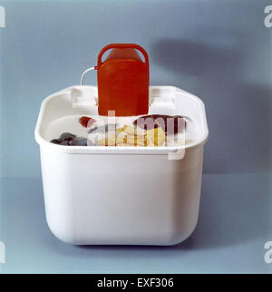 Das Bild zeigt eine kleine Waschmaschine aus Kunststoffen (Kunststoff). Das Design spiegelt die Entwicklung von Haushaltsgeräten und die zunehmende Verwendung synthetischer Materialien in der Mitte des 20. Jahrhunderts wider. Stockfoto