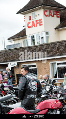 Rocker und britische Motorräder an der Tonne, Tag, Jacks Hill Cafe, Towcester Northamptonshire, England. Stockfoto