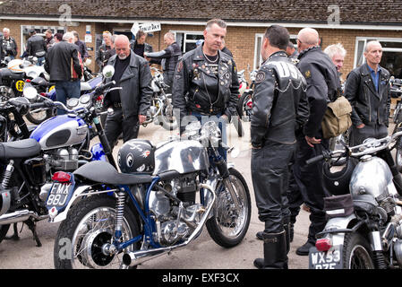 Rocker und britische Motorräder an der Tonne, Tag, Jacks Hill Cafe, Towcester Northamptonshire, England. Stockfoto