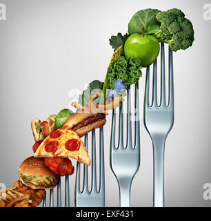 Ernährung Fortschritt ändern wie ein gesunder Lebensstil Verbesserung Konzept und weiterentwickelt, um der Herausforderung der Verzehr von rohen Lebensmitteln und Gewicht zu verlieren, als eine Gruppe von steigenden Gabeln mit Mahlzeit Artikeln darauf aus fetthaltigen Lebensmitteln auf Gemüse und Obst. Stockfoto