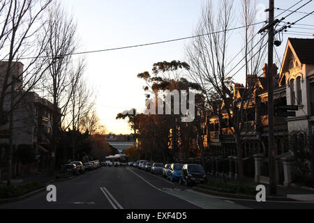 Das Nordende der Glebe Point Road in Glebe, einem Vorort Sydneys Inner-West vor Sonnenuntergang. Stockfoto