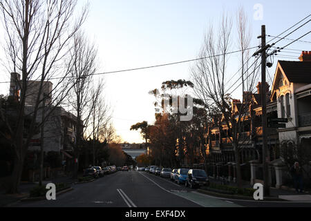 Das Nordende der Glebe Point Road in Glebe, einem Vorort Sydneys Inner-West vor Sonnenuntergang. Stockfoto