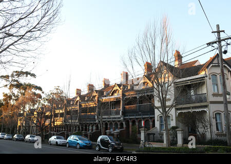 Häuser am nördlichen Ende der Glebe Point Road in Glebe, einem Vorort Sydneys Inner-West vor Sonnenuntergang. Stockfoto