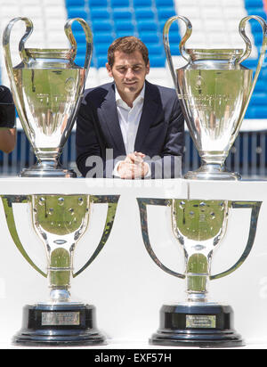 Madrid, Spanien. 13. Juli 2015. Ehemalige Real Madrids Torhüter Iker Casillas mit den Trophäen stellt gewann er mit Real Madrid in 16 Spielzeiten während einer offiziellen Abschied Zeremonie im Santiago Bernabeu Stadion in Madrid, Spanien, 13. Juli 2015. 34-j hrige Iker Casillas wird die spanische La Liga-Top-Club für den FC Porto nach 25 Jahren für Real Madrid spielen lassen. © Javi/Xinhua/Alamy Live-Nachrichten Stockfoto