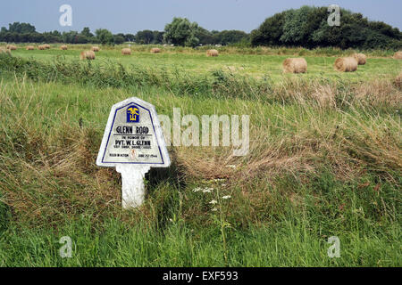 Straßenschild, Glenn Road, eine Straße in der Nähe von Utah Beach in der Normandie, Frankreich benannt zu Ehren des PVT. W.l. Glenn. Stockfoto