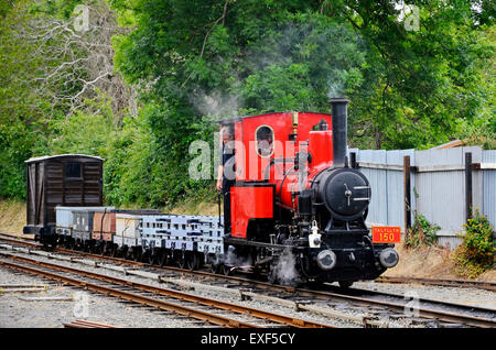 Talyllyn Railway Barclay 0-4-0 WT "Douglas" mit einem kurzen Vorführung Güterzug von Schiefer Wagen und offenen Güterwagen. Stockfoto