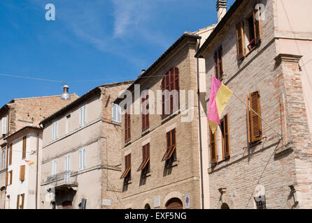 alte Häuser in der Altstadt von Fermo, Marche, Italien Stockfoto
