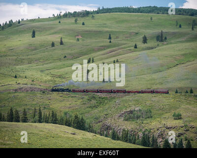 Trainieren Sie abfliegen Osier Station in Richtung Chama, Cumbres & Toltec Scenic Railroad, Chama, New Mexico nach Antonito, Colorado. Stockfoto