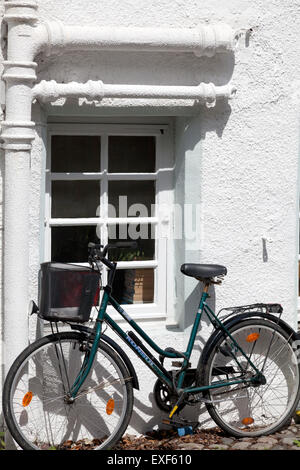 Fahrrad gelehnt ein Haus Wand, Culross, Fife Stockfoto