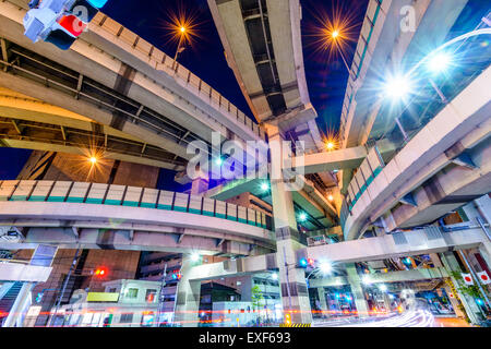 Stadtbild und Expressway Kreuzung, Tokio, Japan. Stockfoto