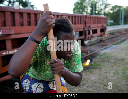 Geestenseth, Deutschland. 30. Juni 2015. Tansanische Schauspielerin Angela Kidwanga deutsch-tansanischen Ensemble "Das Letzte Kleinod" (lit.) Das letzte Juwel) probt eine Szene des Stücks "Goetzen/Liemba" am Bahnhof in Geestenseth, Deutschland, 30. Juni 2015. Das Spiel konzentriert sich auf die Geschichte der kaiserlichen deutschen Marine-Schiff "Graf von Goetzen" wurde 1913 in Deutschland gebaut und während der Kolonialzeit in Teilen in Deutsch-Ostafrika, Tansania Namen versandt. Die Open-Air-Nachstellung erzählt die Geschichte des Schiffs Versammlung. Foto: INGO WAGNER/Dpa/Alamy Live News Stockfoto