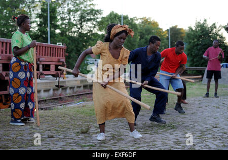 Geestenseth, Deutschland. 30. Juni 2015. Das deutsch-tansanischen Ensemble "Das Letzte Kleinod" (lit.) Das letzte Juwel) probt eine Szene des Stücks "Goetzen/Liemba" am Bahnhof in Geestenseth, Deutschland, 30. Juni 2015. Das Spiel konzentriert sich auf die Geschichte der kaiserlichen deutschen Marine-Schiff "Graf von Goetzen" wurde 1913 in Deutschland gebaut und während der Kolonialzeit in Teilen in Deutsch-Ostafrika, Tansania Namen versandt. Die Open-Air-Nachstellung erzählt die Geschichte des Schiffs Versammlung. Foto: INGO WAGNER/Dpa/Alamy Live News Stockfoto