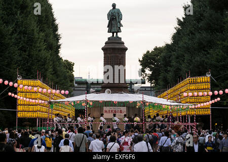 Tokio, Japan. 13. Juli 2015. Besucher genießen die Anzeige der Laternen während des jährlichen '' Mitama Festival'' am Yasukuni-Schrein am 13. Juli 2015, Tokio, Japan. Mehr als 30.000 Laternen säumen den Eingang zum Heiligtum, Geister, die ihren Weg zu finden, während der jährlichen Feier für die Geister der Vorfahren zu helfen. Das Festival findet vom 13. Juli bis 16.. Bildnachweis: Rodrigo Reyes Marin/AFLO/Alamy Live-Nachrichten Stockfoto