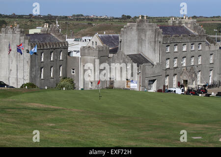 Ungewöhnliches Golfclubhouse, der Ardglass Golf Club und der Golfplatz in Ardglass County Down Northern Ireland sind teilweise im alten Ardglass Castle untergebracht. Stockfoto