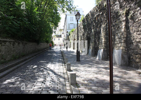 Gepflasterte Straße in Montmartre, Paris, Frankreich Stockfoto