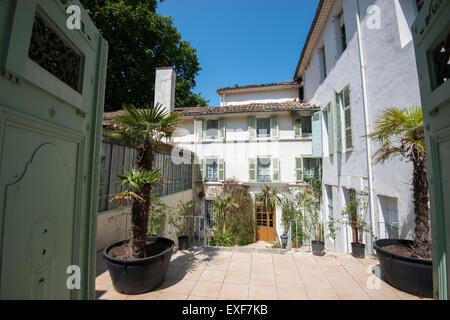 Die malerische kleine Stadt Fontaine-de-Vaucluse, Provence Frankreich EU Stockfoto