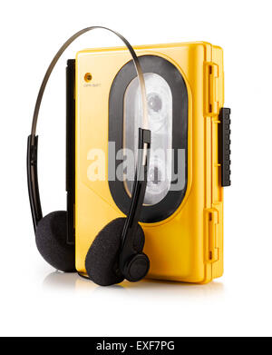 Ein altmodischer tragbarer WALKMAN ® -Kassettenspieler in Gelb mit Kopfhörern Stockfoto