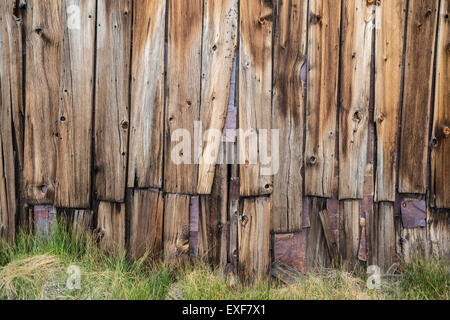 Funky alte Holz Wand in Bodie Geisterstadt in der kalifornischen Sierra Nevada Bergen. Stockfoto