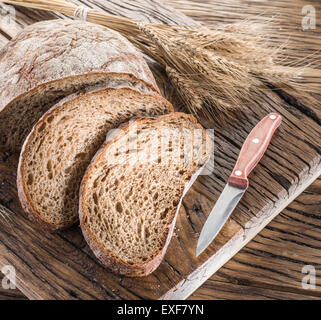 In Scheiben Schwarzbrot auf der alten Holzbrett. Stockfoto