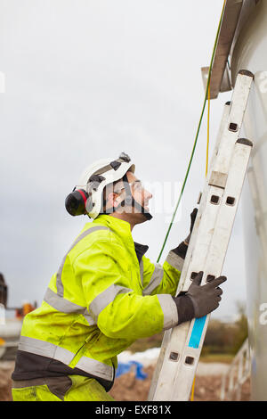 Ingenieur auf Windkraftanlage Aufstieg, Stockfoto