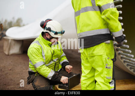 Ingenieure arbeiten an Windenergieanlagen Stockfoto