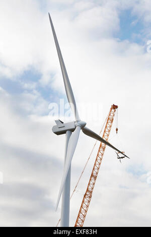 Windkraftanlage errichtet Stockfoto