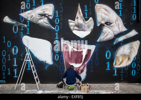 Cookson St Auto Park Hotel, Blackpool, Lancashire, UK. 12. Juli 2015. Die Arbeit von Ivo Lächeln Santos im Sand, Meer & Spray Urban Art Wochenende. 40 führenden Künstlern aus vier Kontinenten Farbe Blackpool für die jährliche Meer, Sand und Spray Festival, das ist ein internationales Wochenende event, diverse Street Art. Die Attraktion in verschiedenen Stadtzentrum Standorte hat bereits eine Reihe von outdoor Galerien eine Aktualisierung der bestehenden Räume und die Schaffung von neuen Stücken. Stockfoto