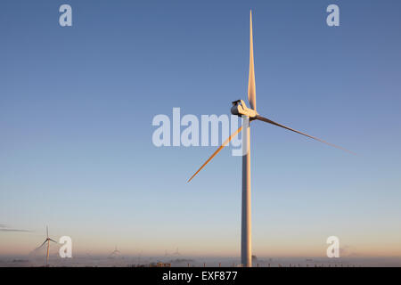 Windturbine gegen blauen Himmel Stockfoto