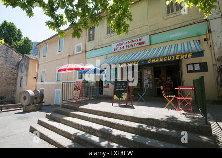 In der malerischen kleinen Stadt Fontaine-de-Vaucluse, Provence Frankreich EU-Shop Stockfoto