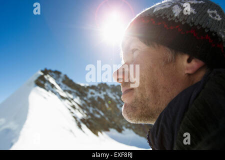 Nahaufnahme Portrait von Wanderer im Schnee bedeckten Berge, Jungfrauchjoch, Grindelwald, Schweiz Stockfoto