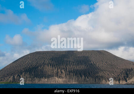 Blick auf San Benedicto Insel mit Asche Bildung entlang des Kraters von der inaktiven Vulkan, Revillagigedo, Mexiko Stockfoto