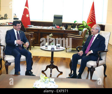 Ankara, Türkei. 13. Juli 2015. Türkischer Ministerpräsident Ahmet Davutoglu (L) trafen sich mit der Republikanischen Volkspartei (CHP) Vorsitzender Kemal Kilicdaroglu, die erste von mehreren Diskussionen über eine mögliche Koalition-Formation in Ankara, Türkei, 13. Juli 2015 zu halten. Bildnachweis: Mustafa Kaya/Xinhua/Alamy Live-Nachrichten Stockfoto