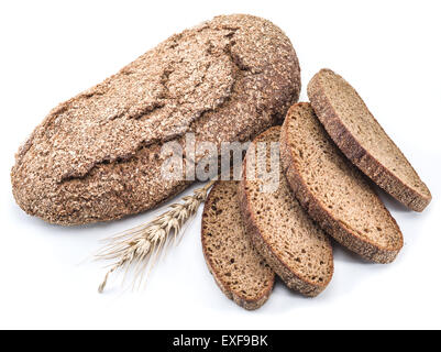 Ein Laib Brot und geschnittenem Brot auf einem weißen Hintergrund. Stockfoto