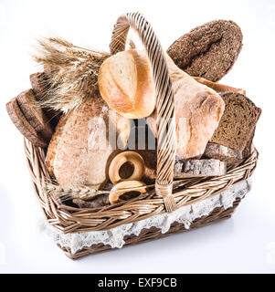 Verschiedene Sorten Brot im Korb auf einem weißen Hintergrund. Stockfoto