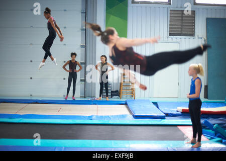 Junge Turner bewegt sich darin üben Stockfoto