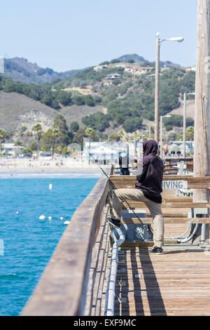 San Luis Obispo, Kalifornien - Mai 03: junge Mann Angeln des Piers an einem kalten Morgen, 3. Mai 2015 San Luis Obispo, Kalifornien. Stockfoto