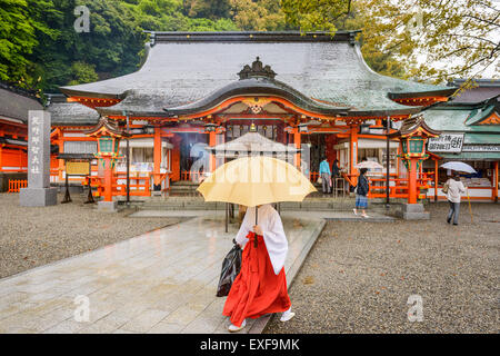 Ein Shinto Priester und Touristen in Kumano Nachi Taisha Shrine Heiden Hall in Wakayama, Japan. Stockfoto