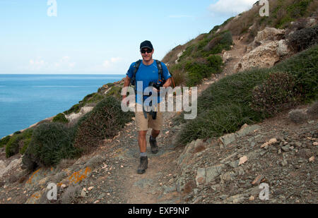 Ein Rambler zu Fuß entlang der Küste Braut Cami de Cavalls auf der Insel Menorca Spanien Stockfoto