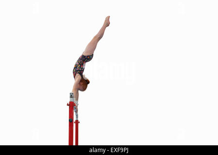 Junge Turnerin am Stufenbarren Stockfoto