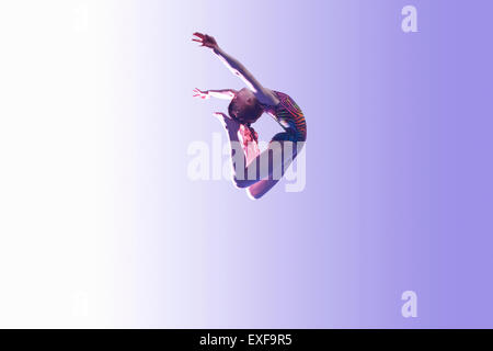 Junge Turnerin in der Luft Sprung Stockfoto