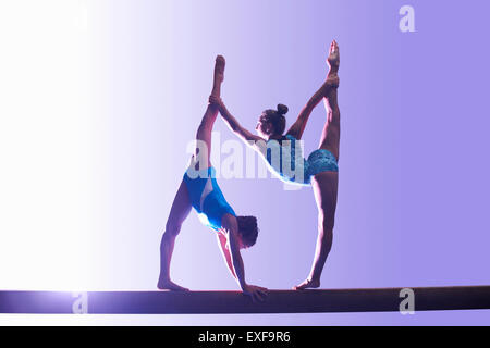 Zwei junge Turner am Schwebebalken Stockfoto