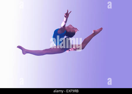 Junge Turnerin in der Luft Sprung Stockfoto