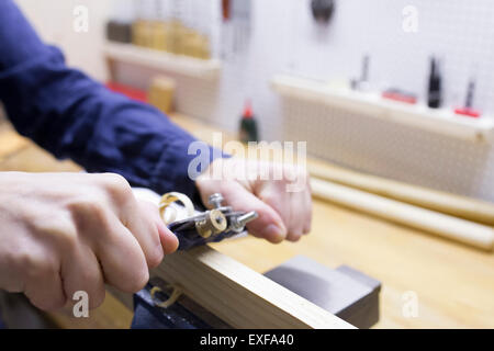 Nahaufnahme von jungen weiblichen Tischler Hände Hobeln Holz in Werkstatt Schraubstock Stockfoto