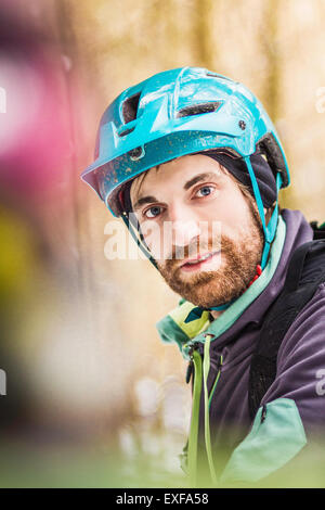 Porträt des jungen männlichen Mountainbiker im Wald Stockfoto