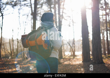 Rückansicht des Reife Frau im Wald wandern Stockfoto