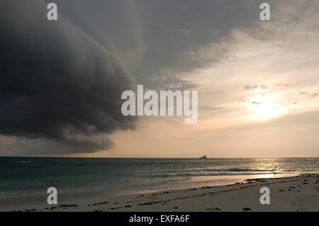 Gewitterwolken bilden auf Küste von Perez Insel bei Sonnenuntergang, Golf von Mexiko Stockfoto